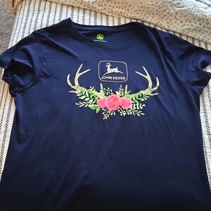 John Deere women's t-shirt EUC in navy size Large